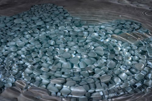 Goutte tombant dans vasque remplie de perles de cavernes bleues(SP-15-1596)