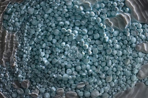 Vasque remplie de perles de cavernes bleues(SP-15-1588)