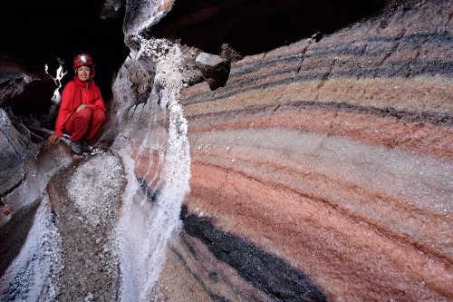 Shakhe Nabat Cave (Iran, dôme de sel de Dashti) : spéléo dans galerie avec couches de sel roses et rouges(SP-16-0155)