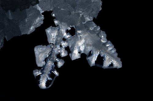 3N Cave (Iran, île de Qeshm, diapir de sel de Namakdan) : extrémité d'une stalactite avec cristaux de sel (SP-16-0099)