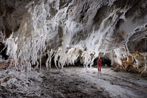 3N Cave (Iran, île de Qeshm, diapir de sel de Namakdan) : spéléo à côté de "chandeliers" de sel dans une galerie blanche (SP-16-0046)