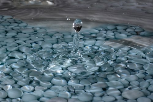 Goutte tombant dans vasque remplie de perles de cavernes bleues(SP-15-1602)