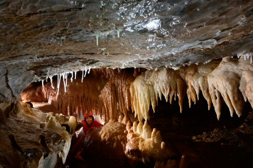 Grotte de l'Ascension (Hérault) - Spéléo débouchant dans galerie concrétionnée(SP-16-0173)