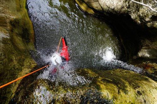 Clue de Terminet (Aude) : premier ressaut - Stage photo canyon des 11 et 12 juin 2016. L'objectif était de figer l'eau avec une vitesse rapide : 1/500ème, f6, 800 ISO. L'utilisation du grand angle (16 mm) donne une illusion de profondeur alors que le ressaut ne fait que 3 mètres de haut.(MO-16-0007)
