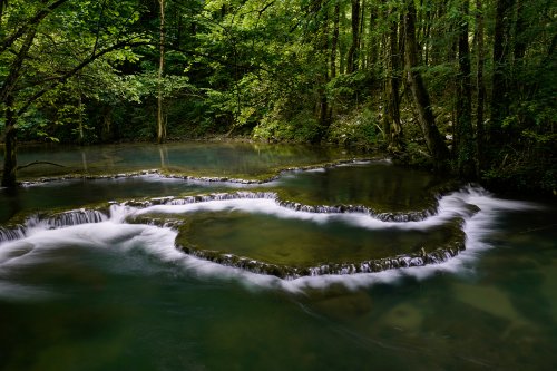 Gours en amont de la cascade des tufs aux Planches-Près-Arbois (Jura), sur la rivière de la Cuisance(PA-16-0051)