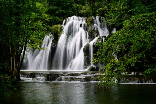 Cascade des tufs aux Planches-Près-Arbois (Jura), sur la rivière de la Cuisance(PA-16-0038)