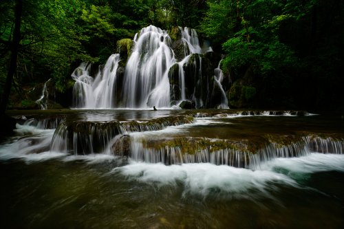 Cascade des tufs aux Planches-Près-Arbois (Jura), sur la rivière de la Cuisance(PA-16-0037)