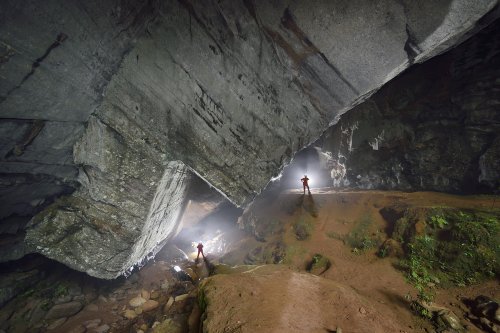 Gruta do Morro do Couto (Iporanga, Sao Paulo) - Porche d'entrée avec spéléologues sur deux niveaux différents (contre-jour avec brouillard).(SP-16-0347)