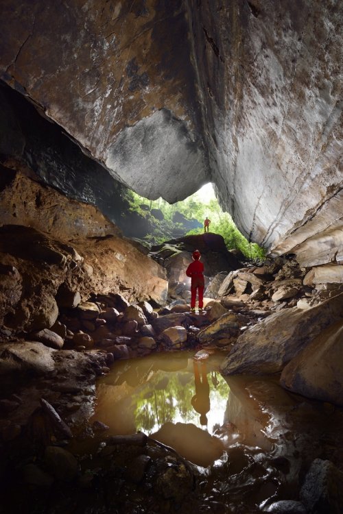 Gruta do Morro do Couto (Iporanga, Sao Paulo) - Galerie avec porche d'entrée en fond (reflet dans laisse d'eau).(SP-16-0339)