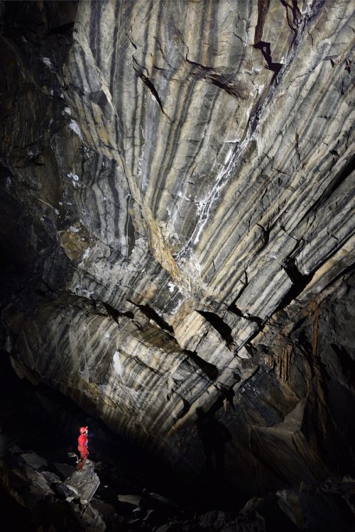 Gruta do laboratorio (Iporanga, Sao Paulo)- Paroi avec strates colorées de calcaire.(SP-16-0270)