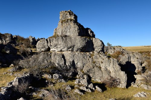 Parc National des Cévennes (Lozère, France) - Causse Méjean - Site ruiniforme de Nîmes-le-Vieux : rocher de dolomies grises du Bathonien(PA-16-0164)