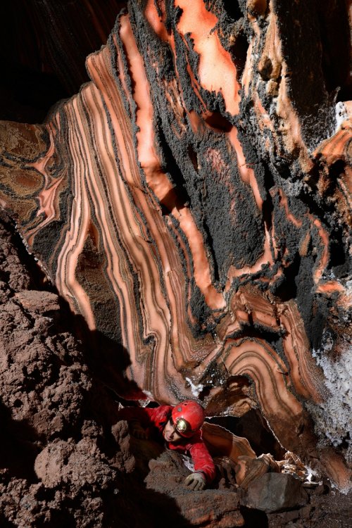 Cueva de sal (Espagne) : spéléo dans une étroiture sous une alternance de strates de sel grises et rose (SP-17-0166)