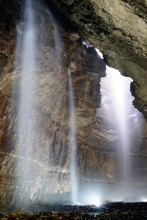 Gaping Gill - Base du puits d'entrée avec les cascades(SP-16-1135)