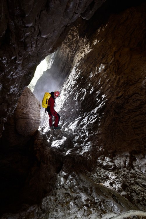 Novokrajska Jama (Slovénie) - Spéléo en haut d'un petit ressaut avec roche sombre(SP-17-0469)