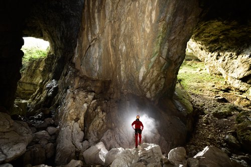 Novokrajska Jama (Slovénie) - Spéléo devant un gros pilier entre deux entrées(SP-17-0459)