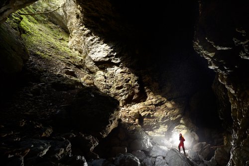Novokrajska Jama (Slovénie) - Spéléo contre-jour dans une grande galerie éclairée par la lumière du jour(SP-17-0463)