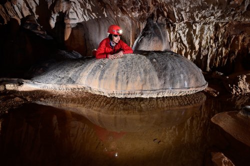Otoska Jama (Slovénie) - Coulée de calcite au dessus d'un gour avec cristaux de calcite à la base(SP-17-0440)