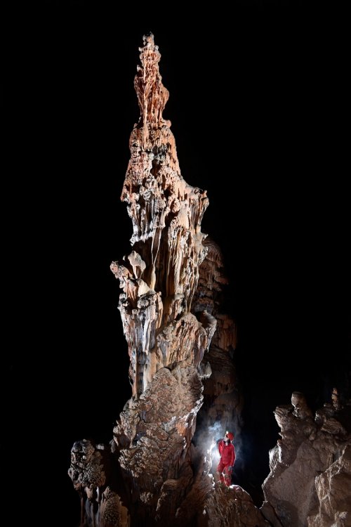 Lipiska Jama (Slovénie) - Spéléo au pied d'une grande stalagmite d'une dizaine de mètres de haut(SP-17-0388)