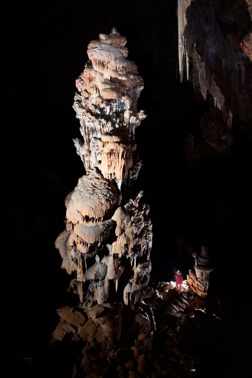 Lipiska Jama (Slovénie) - Spéléo au pied d'une grande stalagmite d'une dizaine de mètres de haut(SP-17-0390)
