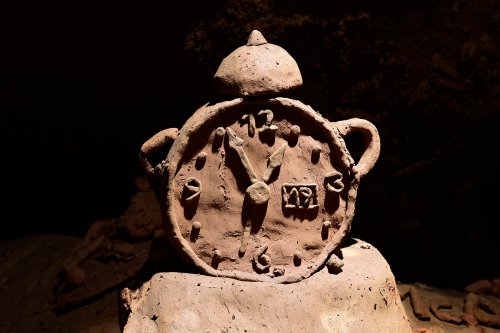 Lipiska Jama (Slovénie) - Quand les spéléos s'amusent : modelage d'un réveil en glaise(SP-17-0377)