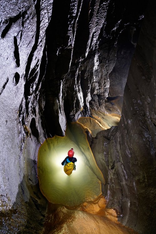 Markov Spodmol (Slovénie) - Spéléo dans une vasque dans une galerie en méandre (parois sombres et dépôts de calcite jaune dans la  rivière)(SP-17-0401)
