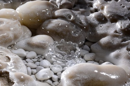 Otoska Jama (Slovénie) - Goutte éclatant dans une petite vasque avec des perles blanches(SP-17-0453)