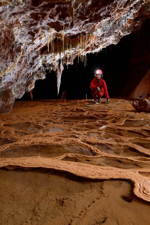 Grotte de Clamouse - Petite galerie avec gours étagés remplis d'eau (spéléo en arrière plan)(SP-17-0362.jpg)