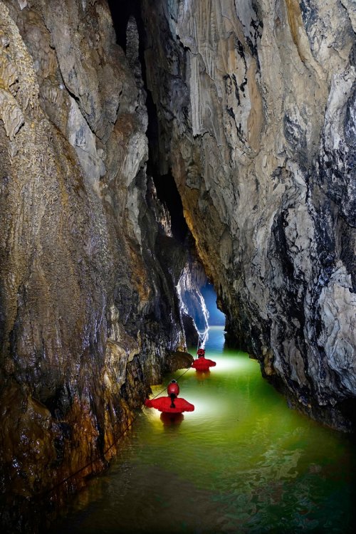 Caverna do Diabo (Eldorado, Sao Paulo) - Deux spéléos progressant dans la rivière (canyon).(SP-16-0408)
