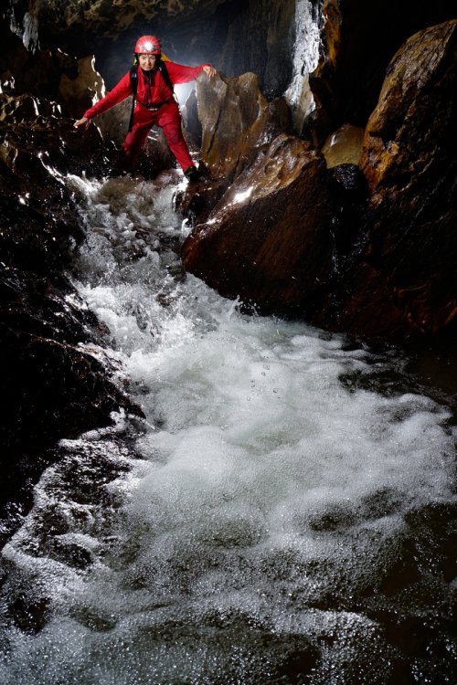Caverna do Diabo (Eldorado, Sao Paulo) - Spéléo progressant dans la rivière en haut d'une petite cascade.  (SP-16-0416)