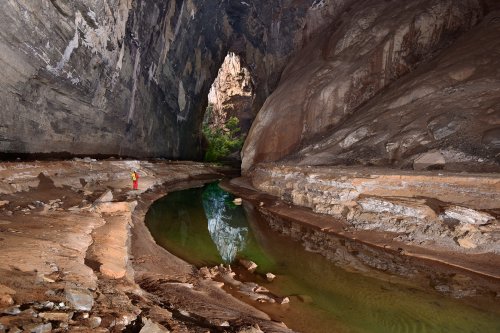 Lapa do Janelao (Itacarambi, Minas Gerais) - Début de la portion souterraine de la cavité avec le porche d'entrée en fond. (SP-16-0483)