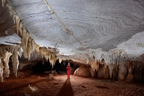 Lapa Bonita (Itacarambi, Minas Gerais) - Galerie avec concrétions et plafond blanc avec cercles.(SP-16-0535)