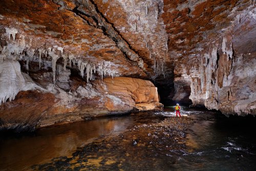 Lapa do Sao Bernardo (Sao Domingos, Goiás) - Spéléo dans grande galerie avec rivière.(SP-16-0585)