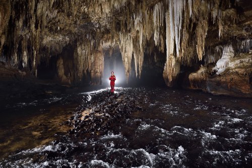 Lapa Sao Matheus II (Sao Domingos, Goiás) - Spéléo dans rivière et avec "pendeloques" blanches au plafond.(SP-16-0630)