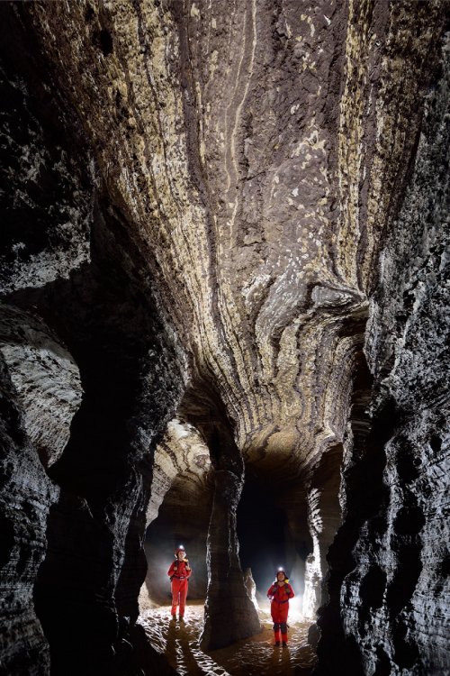 Gruta da Torinha (Iraquara, Bahia) - Spéléos de part et d'autre d'un pilier dans une galerie avec plafond stratifié.(SP-16-0894)