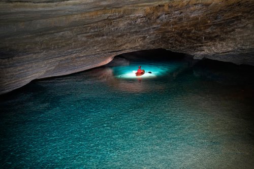 Gruta da Pratinha (Iraquara, Bahia) - Progression en canot dans la rivière souterraine(SP-16-0959)