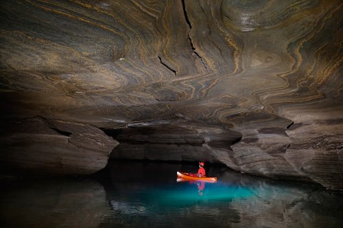 Gruta da Pratinha (Iraquara, Bahia) - Progression en canot dans la rivière souterraine(SP-16-0966)