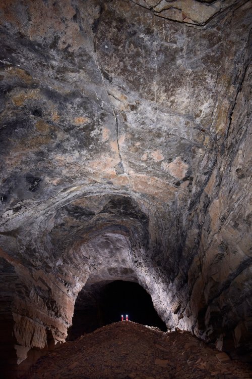 Gruta dos Brejoes (Morro Do Chapeu, Bahia) - Deux spéléos en haut d'un col dans une galerie géante.(SP-16-1005)