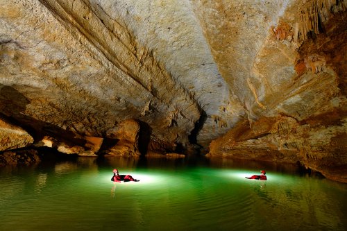 Lapa do Convento (Lage dos Negros, Bahia) - Rivière avec deux spéléos progressant sur des bouées.(SP-16-1095)