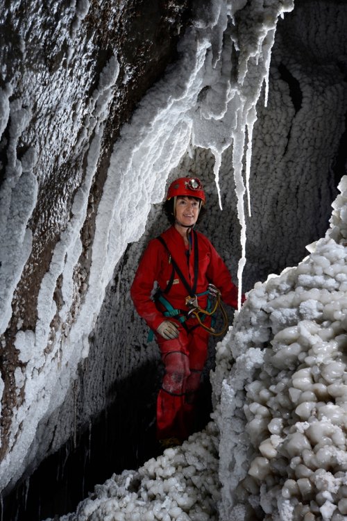 Cova dels Meandres de Sal (Espagne) - Spéléo devant une stalactite de sel dans un méandre couverts de cristallisations(SP-17-0832)