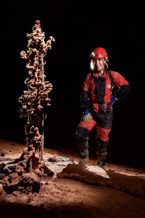 Grotte de Clamouse - Stalagmite avec excentriques sur le sol(SP-17-0874)