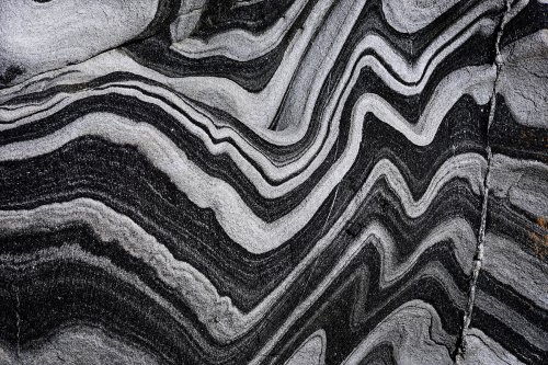 Kangaroo Island (South Australia, Australie) - Plage de Harvey Return : métagrès (metasandstones) : les plis sont dus à la schistosité (déformation liée aux contraintes tectoniques)(VO-17-1179)