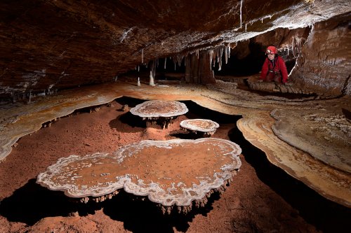Gouffre de Cabrespine - Gours avec "plateaux" de calcite (vue d'ensemble avec spéléo en fond)(SP-17-0598)