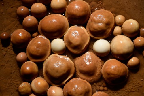 Balme del Pastre (Aveyron) - Perles des cavernes marron et blanches à même le sol(SP-18-0115)