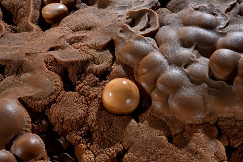 Balme del Pastre (Aveyron) - Grosse perle des cavernes dans un gour (vue d'ensemble)(SP-18-0105)