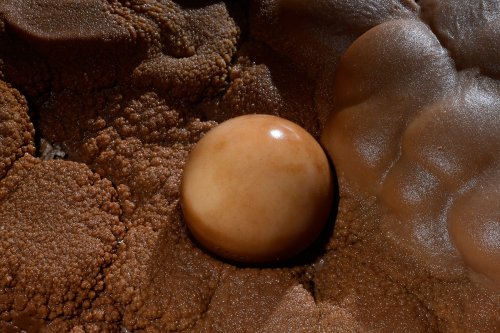 Balme del Pastre (Aveyron) - Grosse perle des cavernes dans un gour (vue rapprochée)(SP-18-0107)