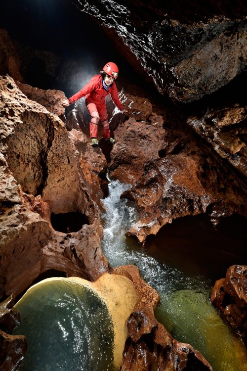 Aven de Rose (Plateau d'Albès, Hérault) - Spéléo en opposition au dessus de la rivière souterraine (SP-18-0066)