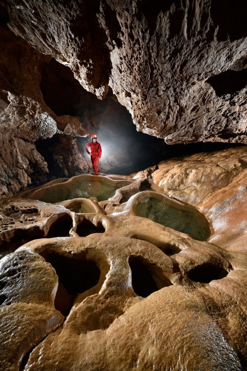 Aven de Rose (Plateau d'Albès, Hérault) - Vue d'ensemble de la salle des gours (SP-17-1800)