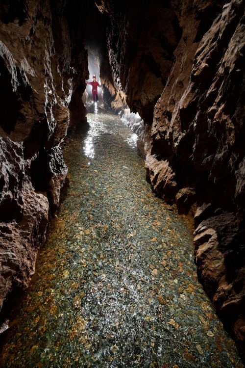 Grotte d'Orquette (Plateau d'Albès, Hérault) - Rivière souterraine occupant toute la largeur d'une grande galerie verticale(SP-17-1755)