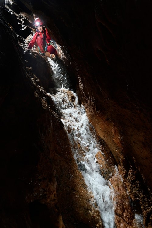 Aven des Fades (Plateau d'Albès, Hérault) - Spéléo descendant de petites cascades dans la rivière(SP-17-1728.jpg)