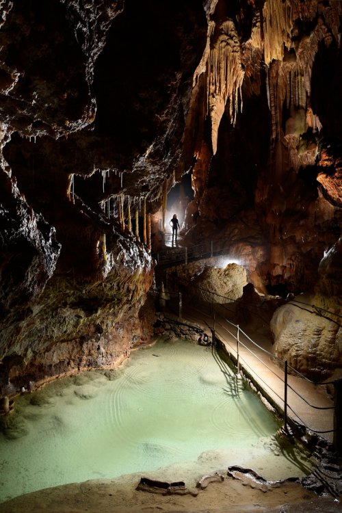 Grotte de Dargilan partie touristique (Lozère) - Salle de la Fontaine avec le petit lac(SP-18-0309)